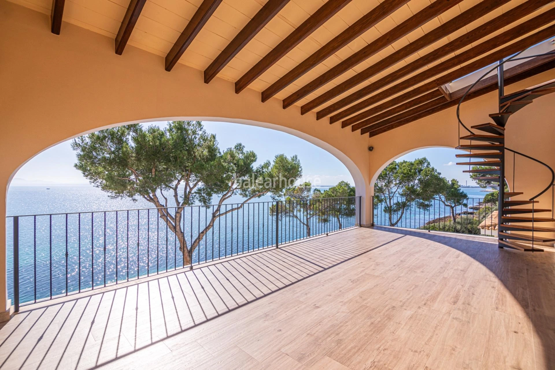 Impresionantes vistas y acceso directo al mar desde esta excelente villa mediterránea en Alcudia