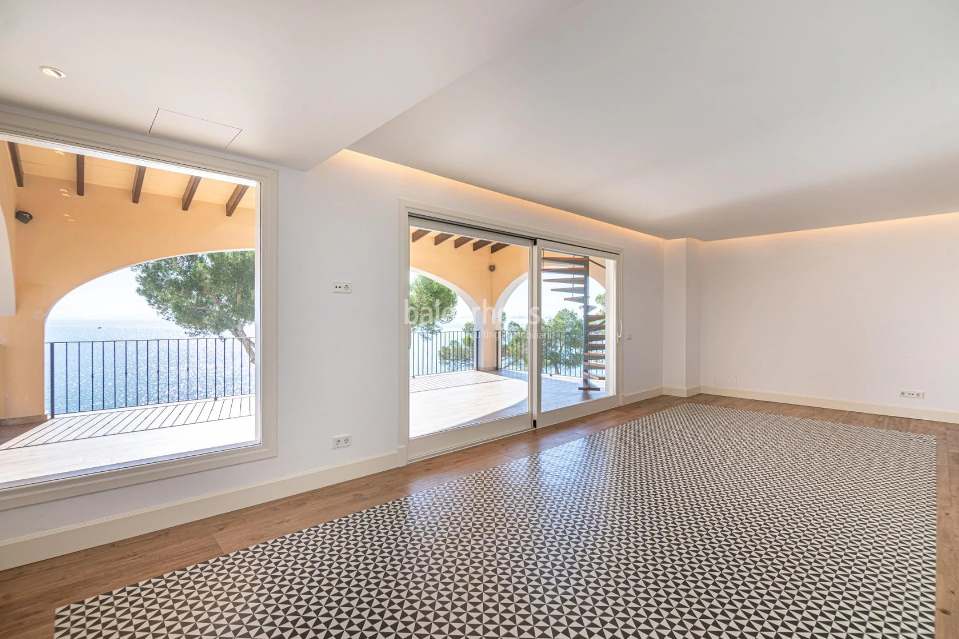 Impresionantes vistas y acceso directo al mar desde esta excelente villa mediterránea en Alcudia