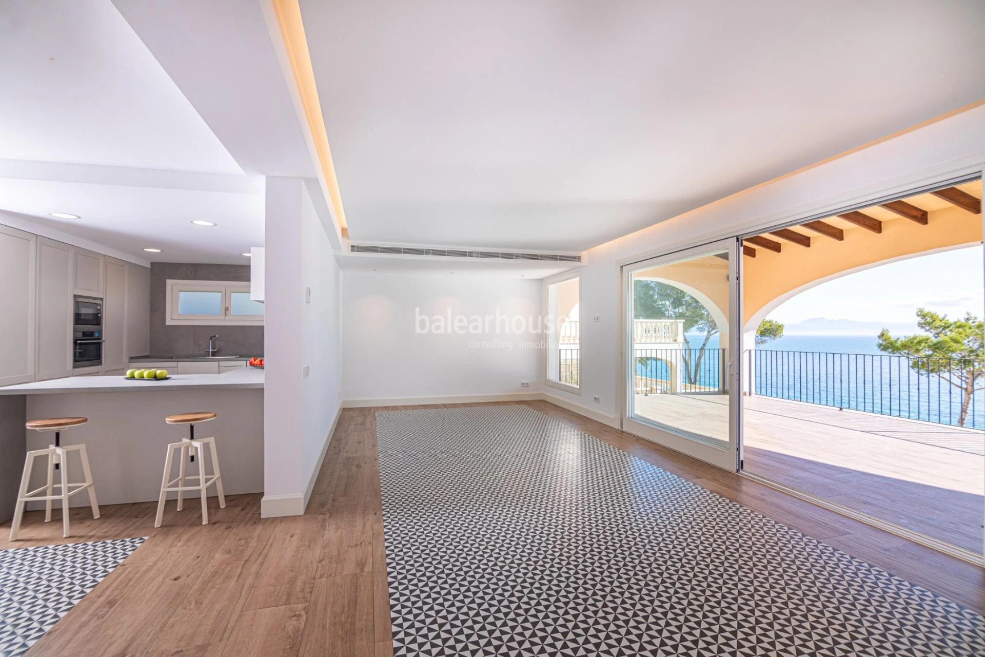 Impresionantes vistas y acceso directo al mar desde esta excelente villa mediterránea en Alcudia