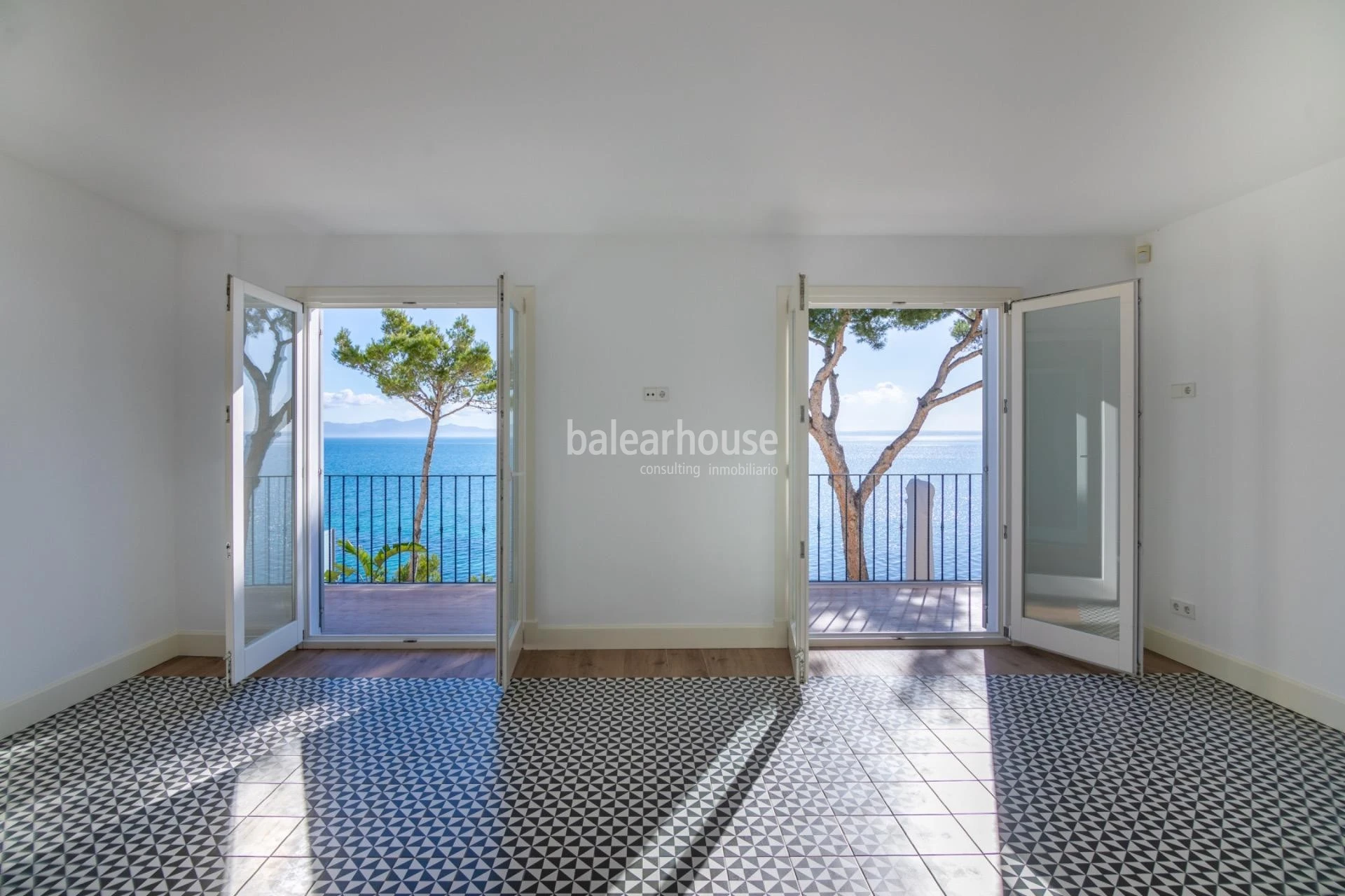 Impresionantes vistas y acceso directo al mar desde esta excelente villa mediterránea en Alcudia