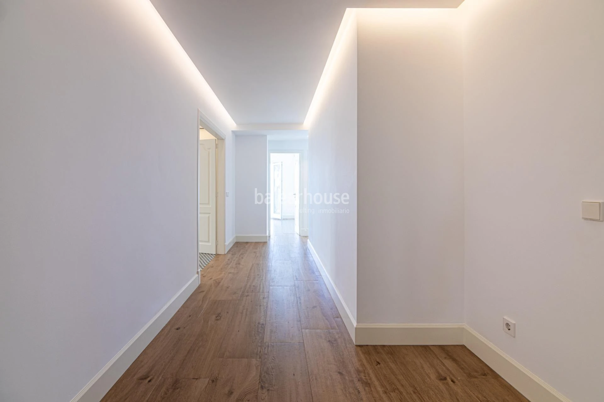 Impresionantes vistas y acceso directo al mar desde esta excelente villa mediterránea en Alcudia