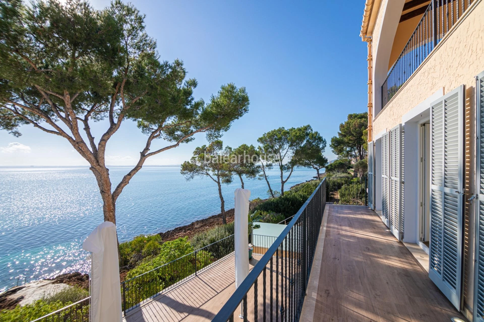Impresionantes vistas y acceso directo al mar desde esta excelente villa mediterránea en Alcudia