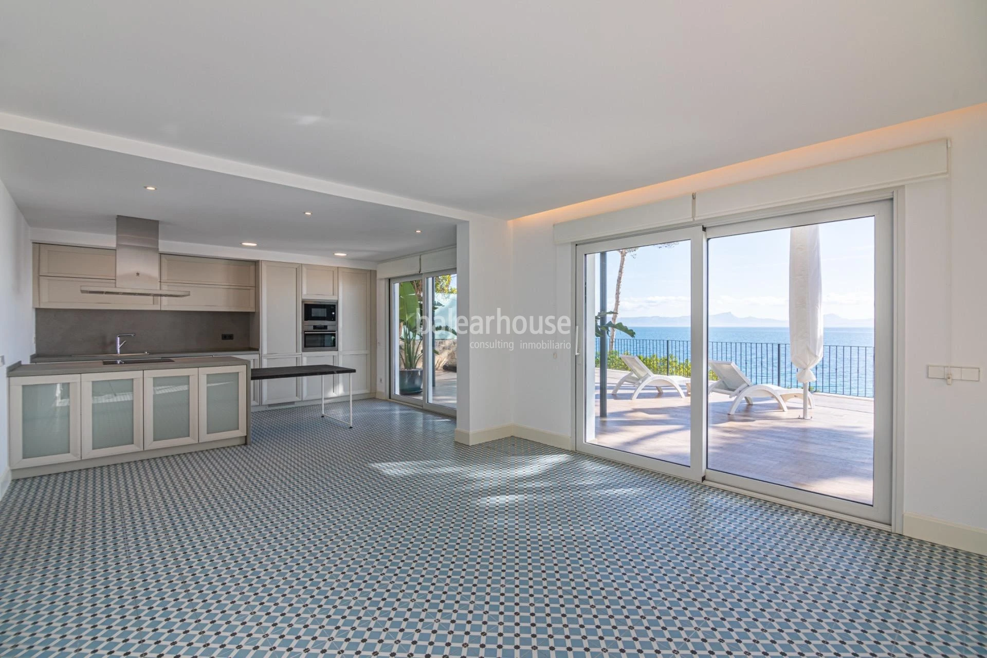 Impresionantes vistas y acceso directo al mar desde esta excelente villa mediterránea en Alcudia