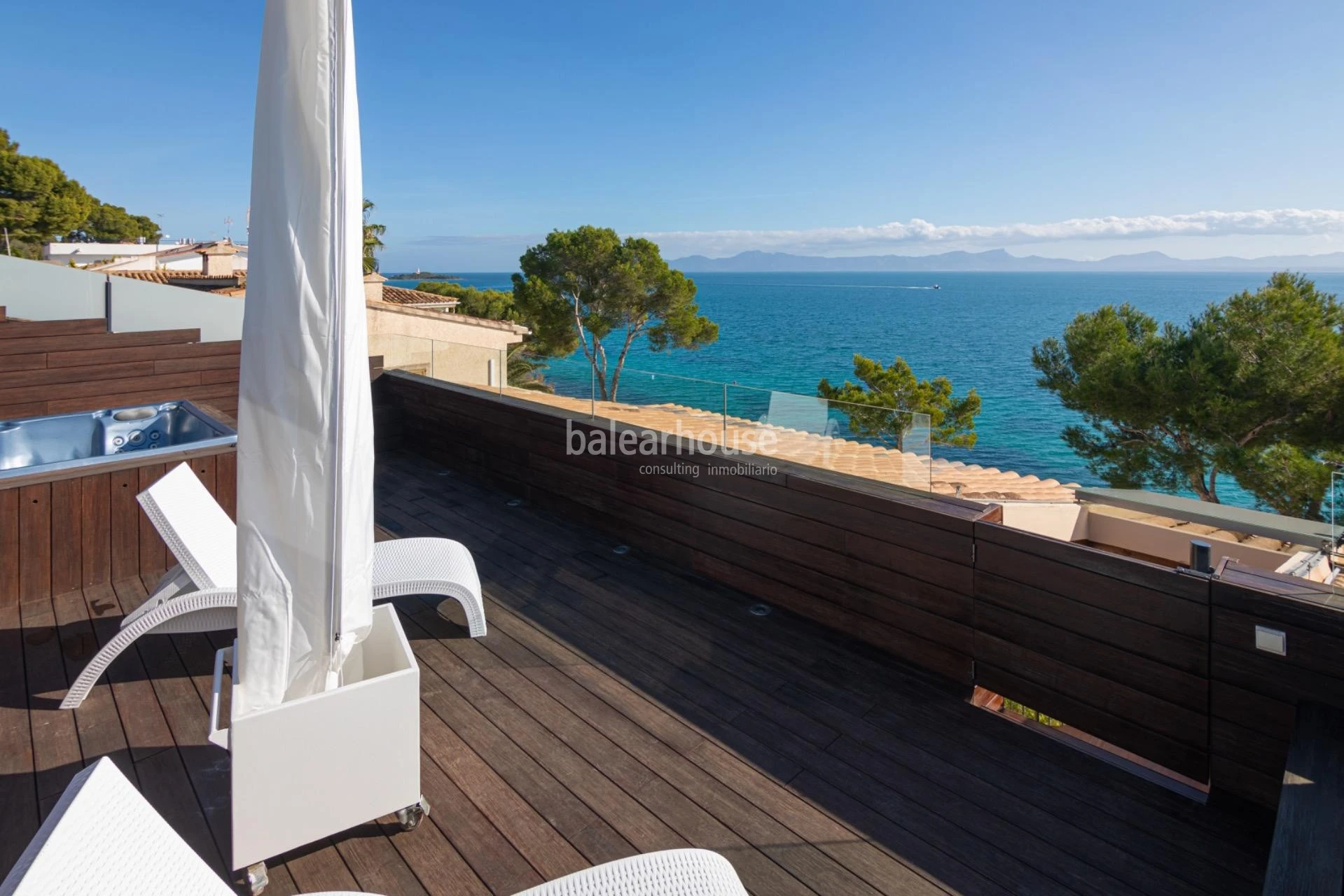 Impresionantes vistas y acceso directo al mar desde esta excelente villa mediterránea en Alcudia