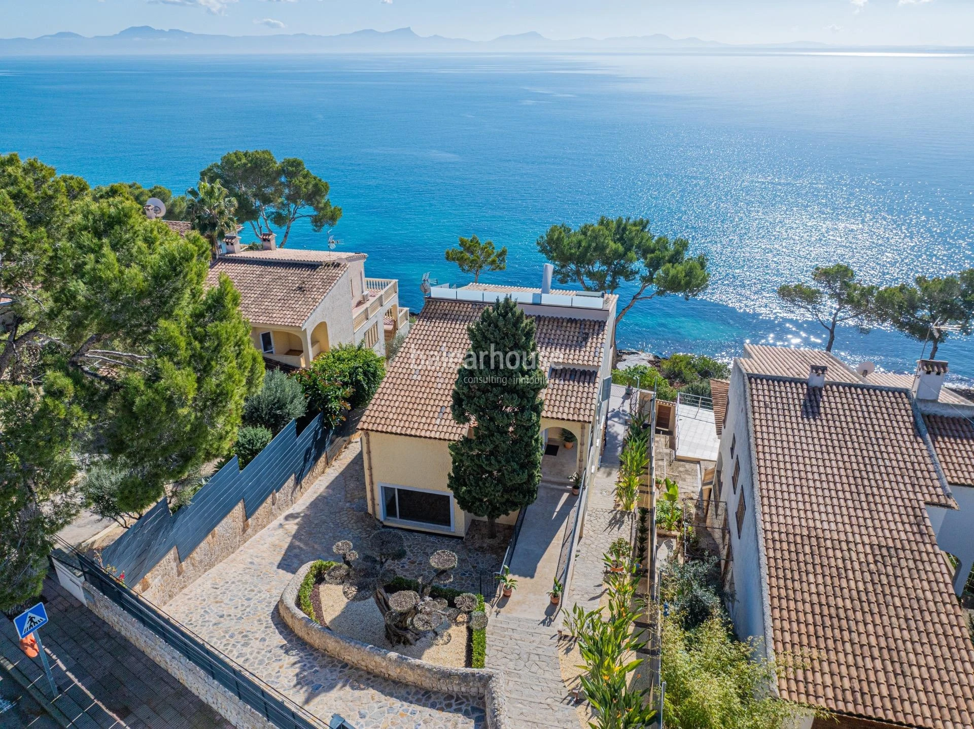 Impresionantes vistas y acceso directo al mar desde esta excelente villa mediterránea en Alcudia