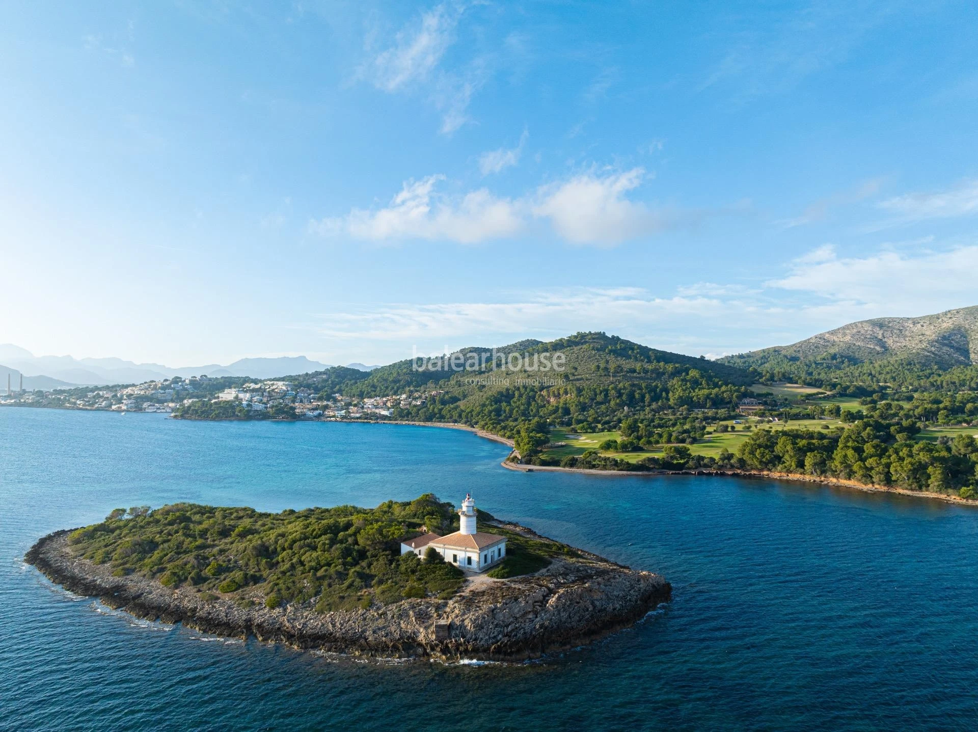 Impresionantes vistas y acceso directo al mar desde esta excelente villa mediterránea en Alcudia