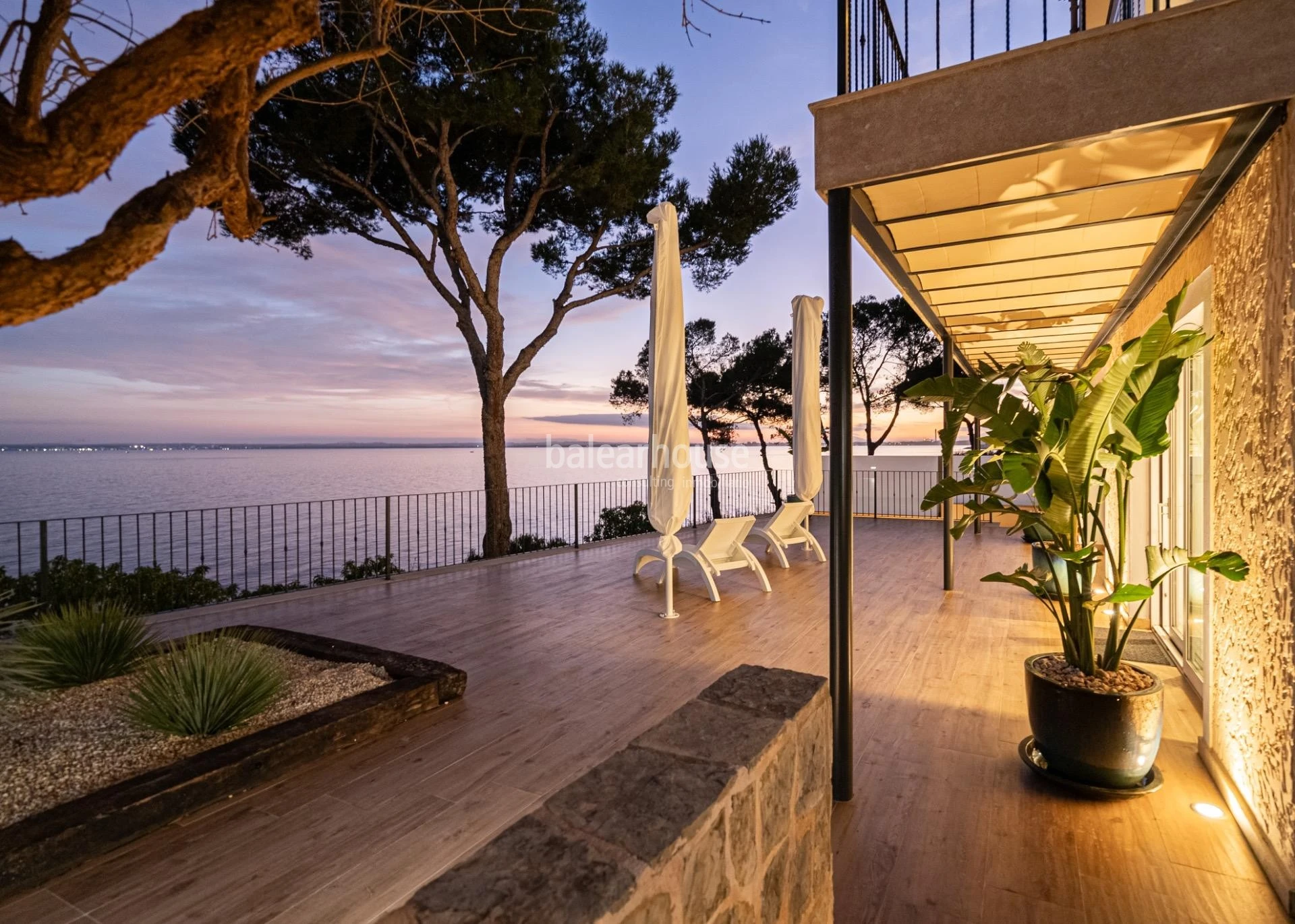 Impresionantes vistas y acceso directo al mar desde esta excelente villa mediterránea en Alcudia