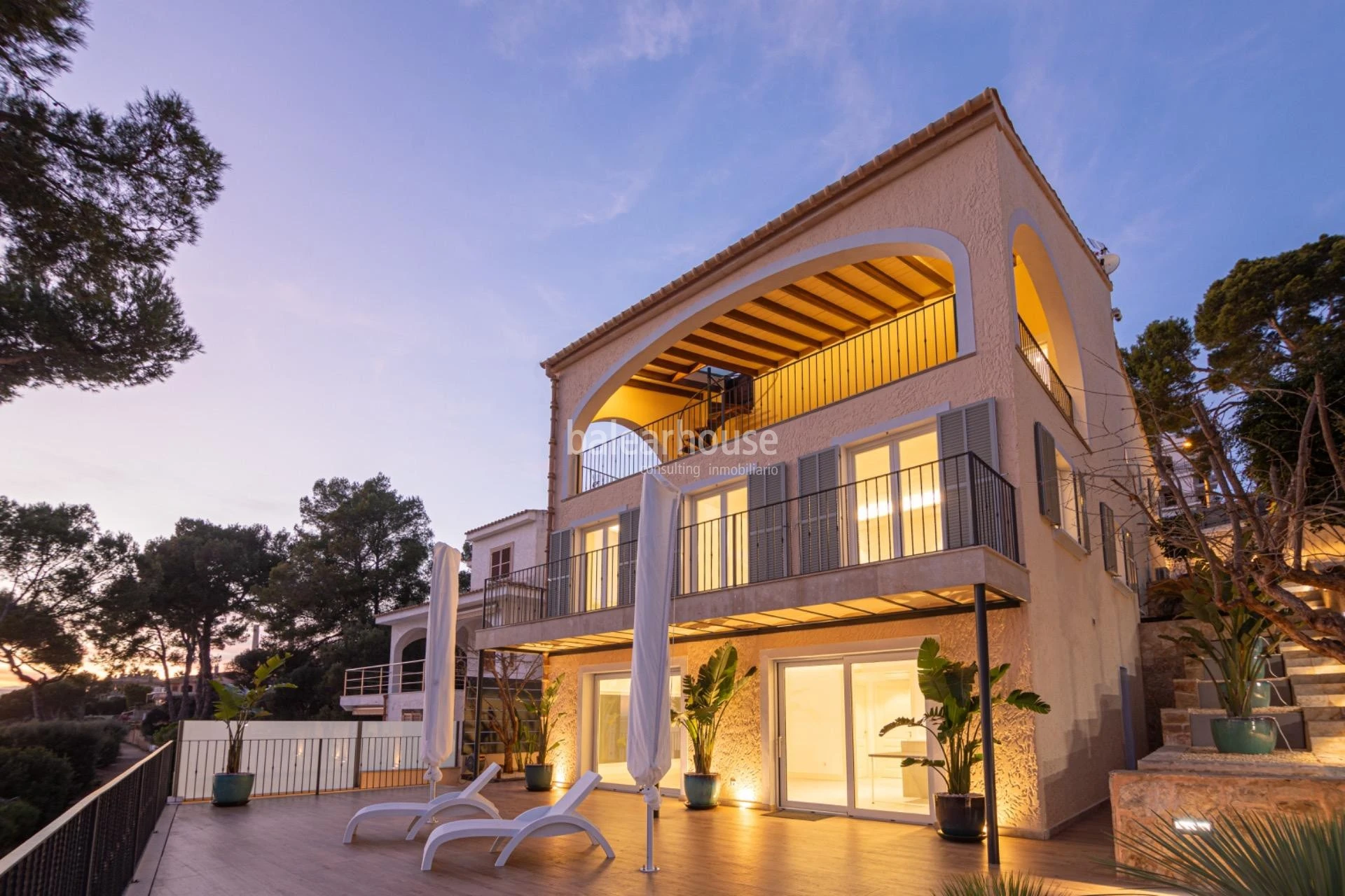 Impresionantes vistas y acceso directo al mar desde esta excelente villa mediterránea en Alcudia