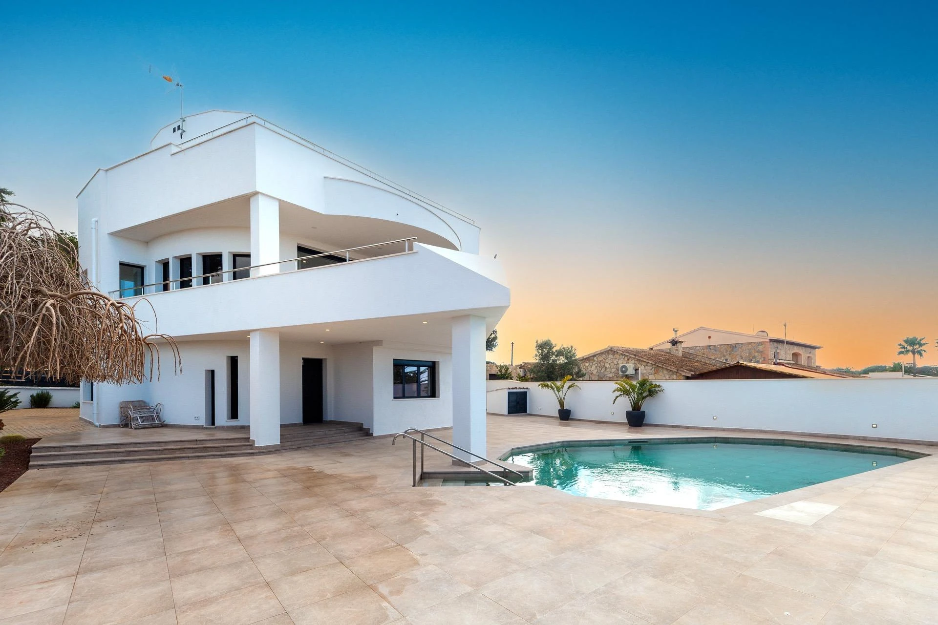 Moderna südausgerichtete Villa mit Swimmingpools und Meerblick neben dem Strand in Badía Blava