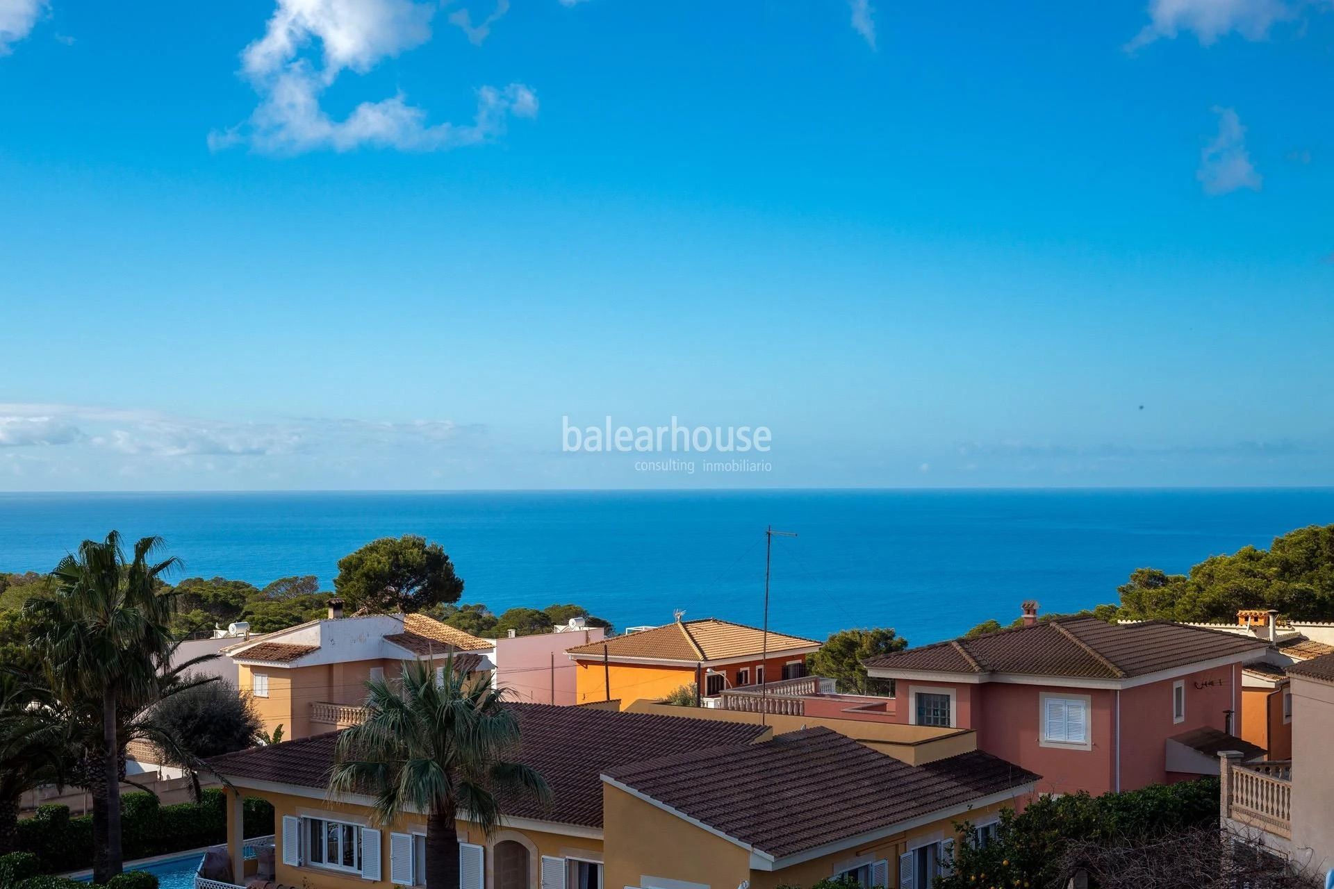 Moderna südausgerichtete Villa mit Swimmingpools und Meerblick neben dem Strand in Badía Blava
