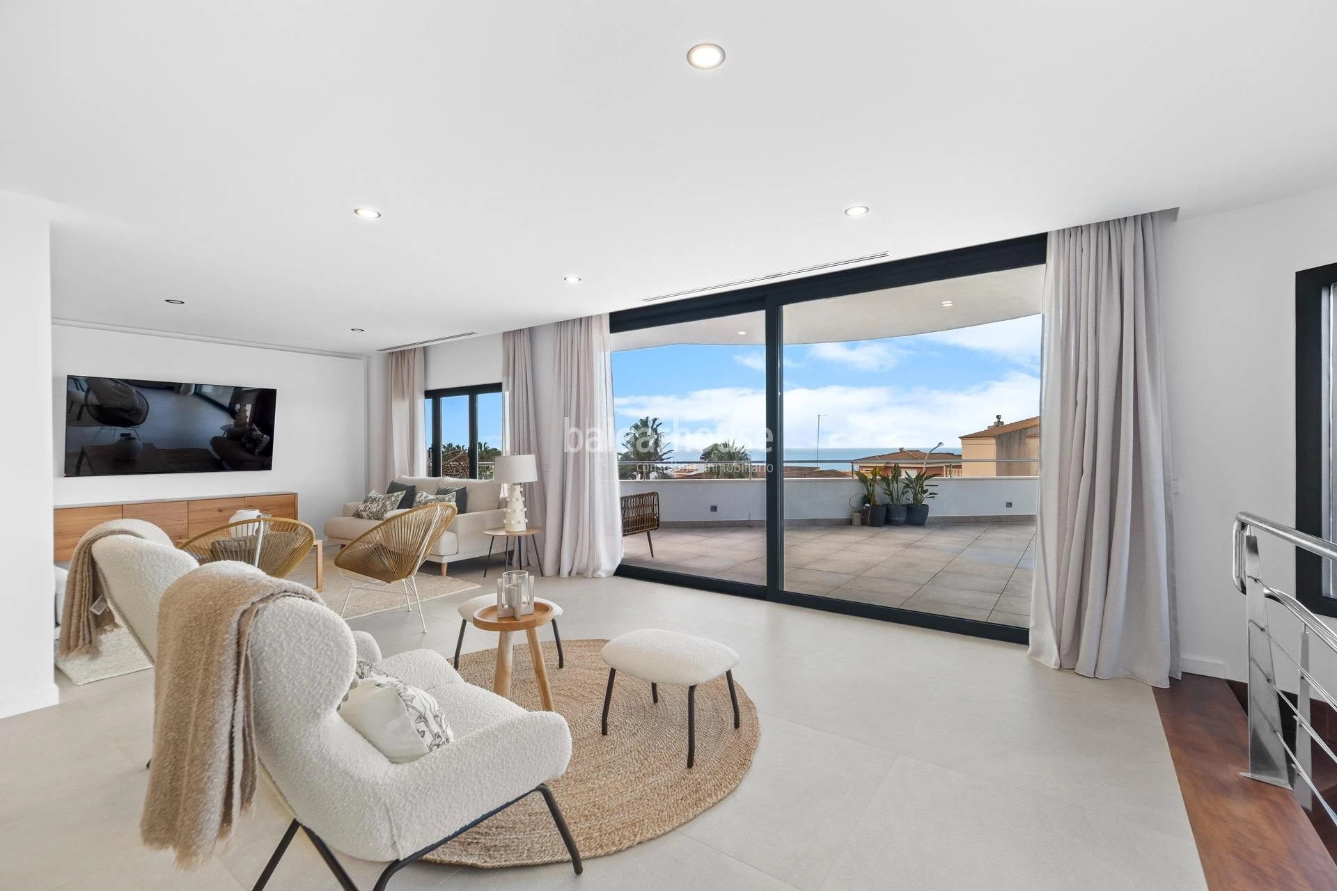 Moderna südausgerichtete Villa mit Swimmingpools und Meerblick neben dem Strand in Badía Blava