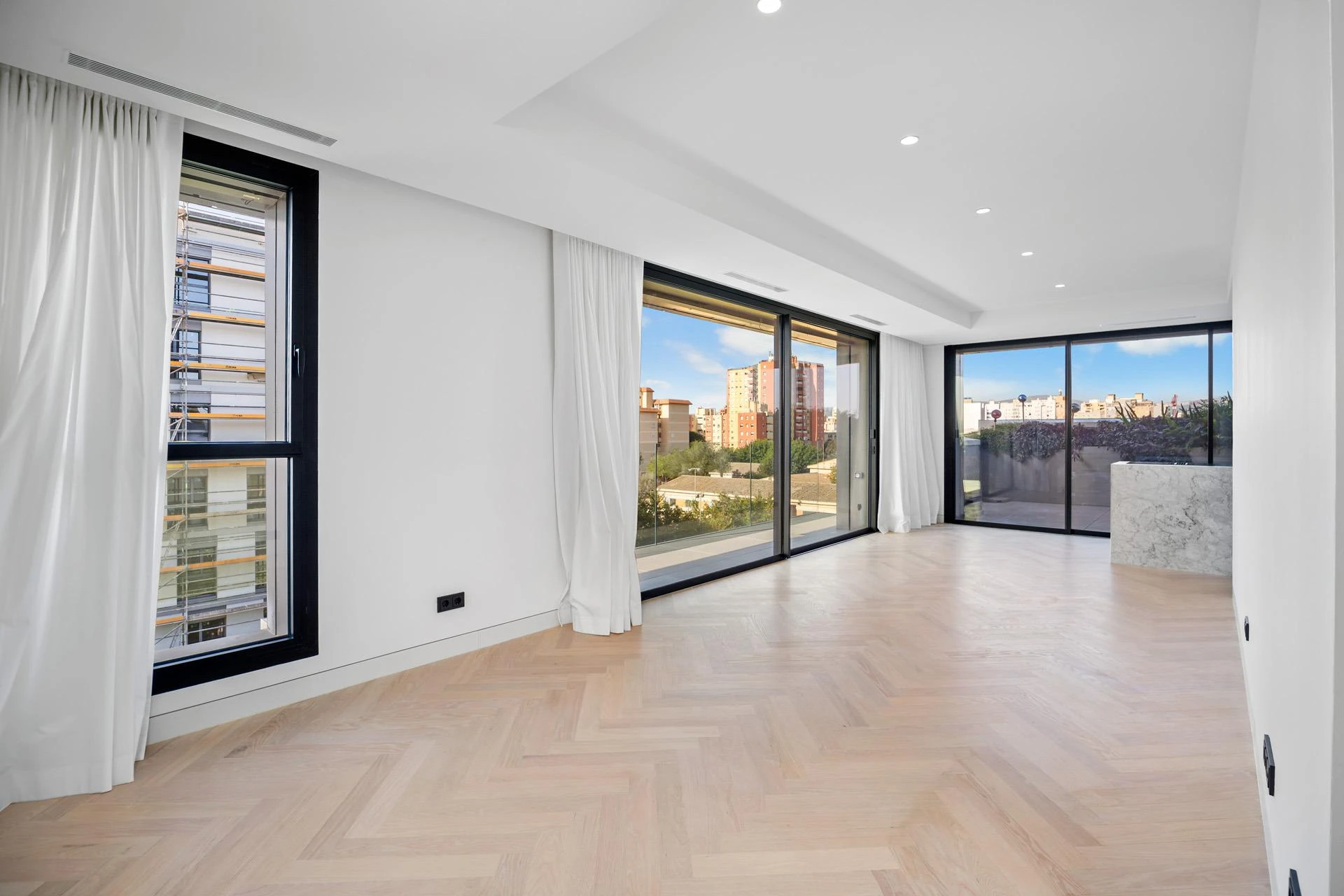 Innovadora vivienda nueva con vistas al mar en un contemporáneo complejo junto al Portixol
