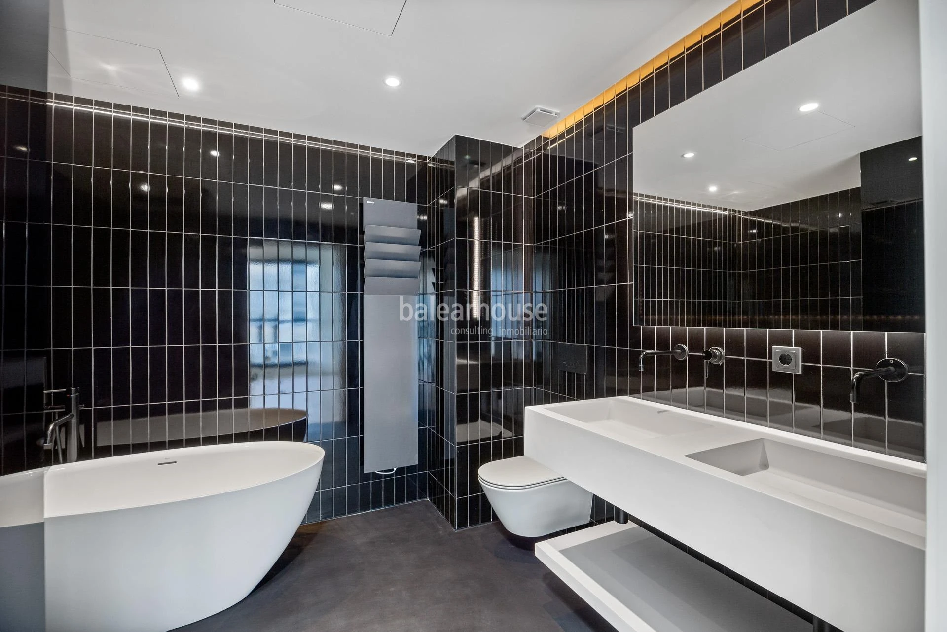 Innovative new house with sea views in a contemporary complex next to Portixol