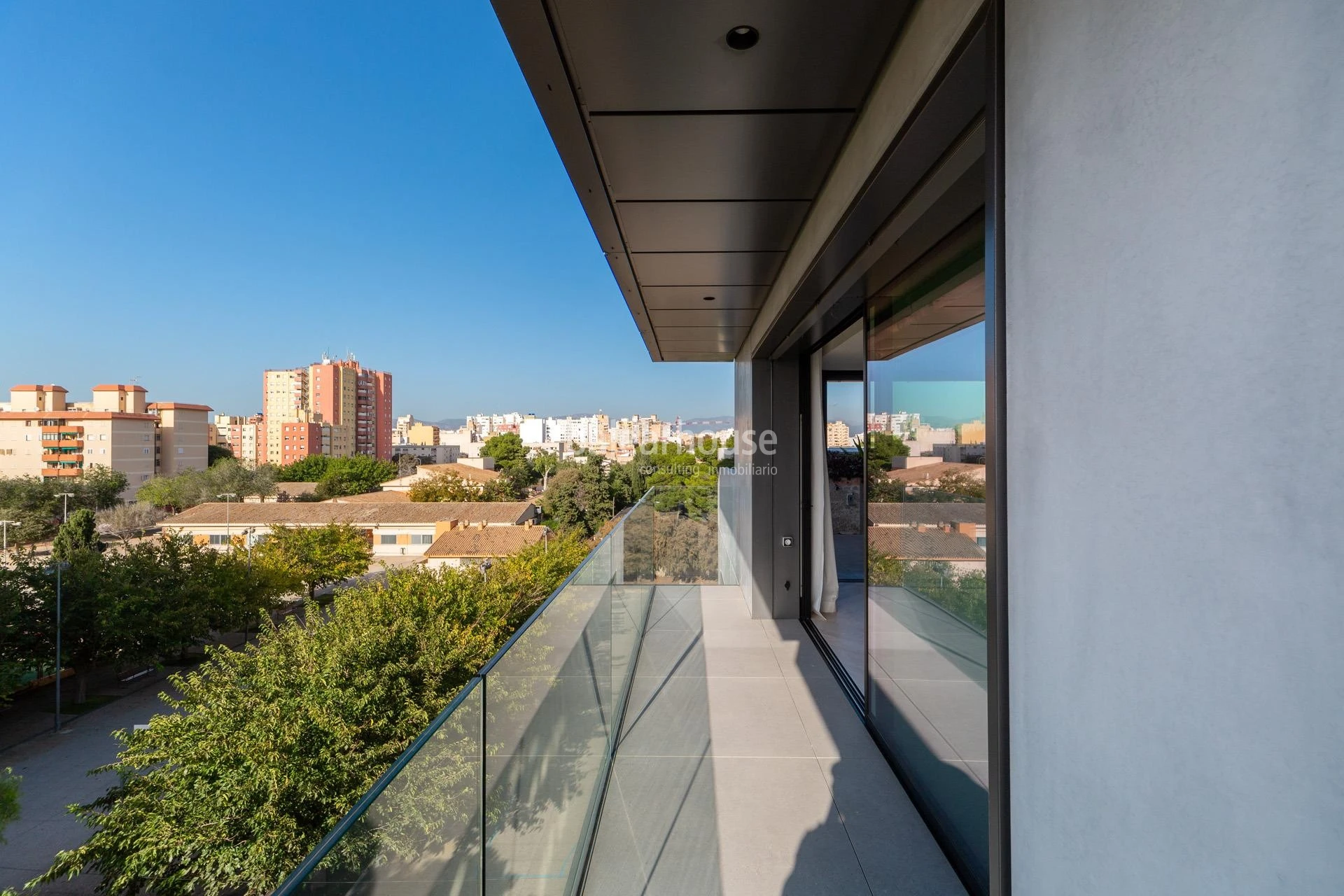 Innovative new house with sea views in a contemporary complex next to Portixol