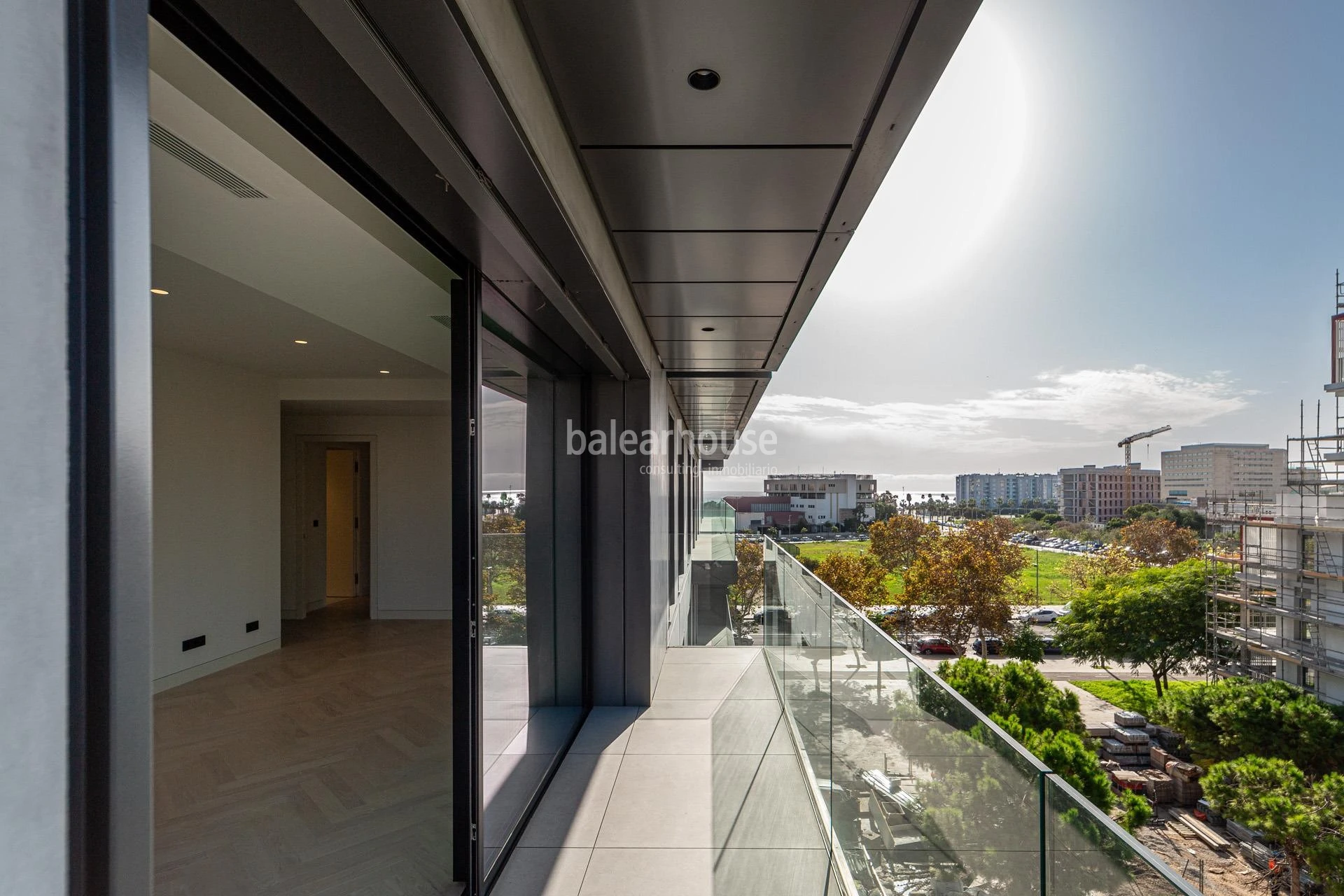 Innovative new house with sea views in a contemporary complex next to Portixol