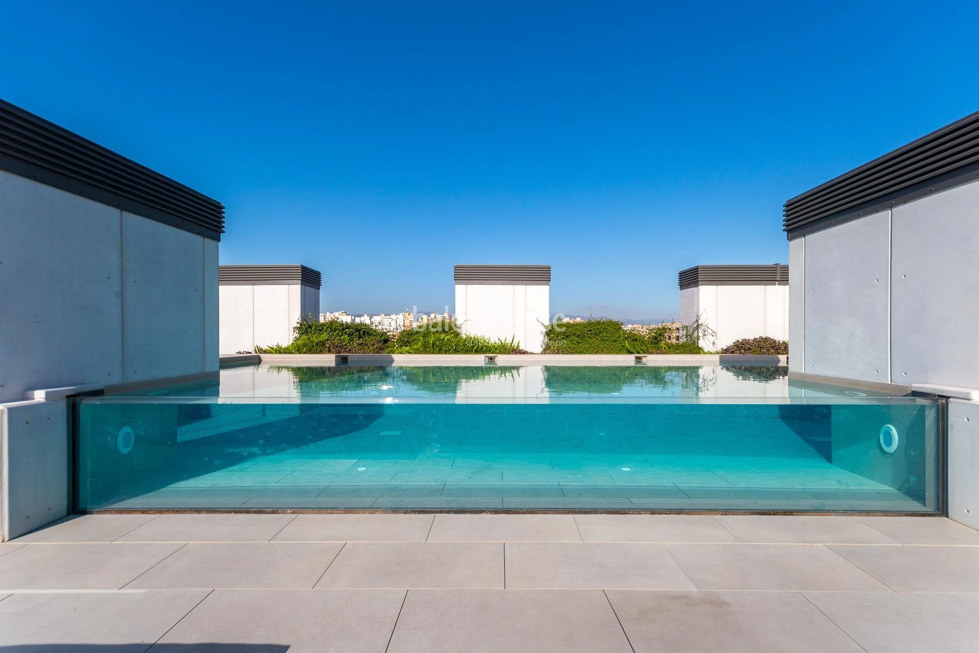 Innovative new house with sea views in a contemporary complex next to Portixol