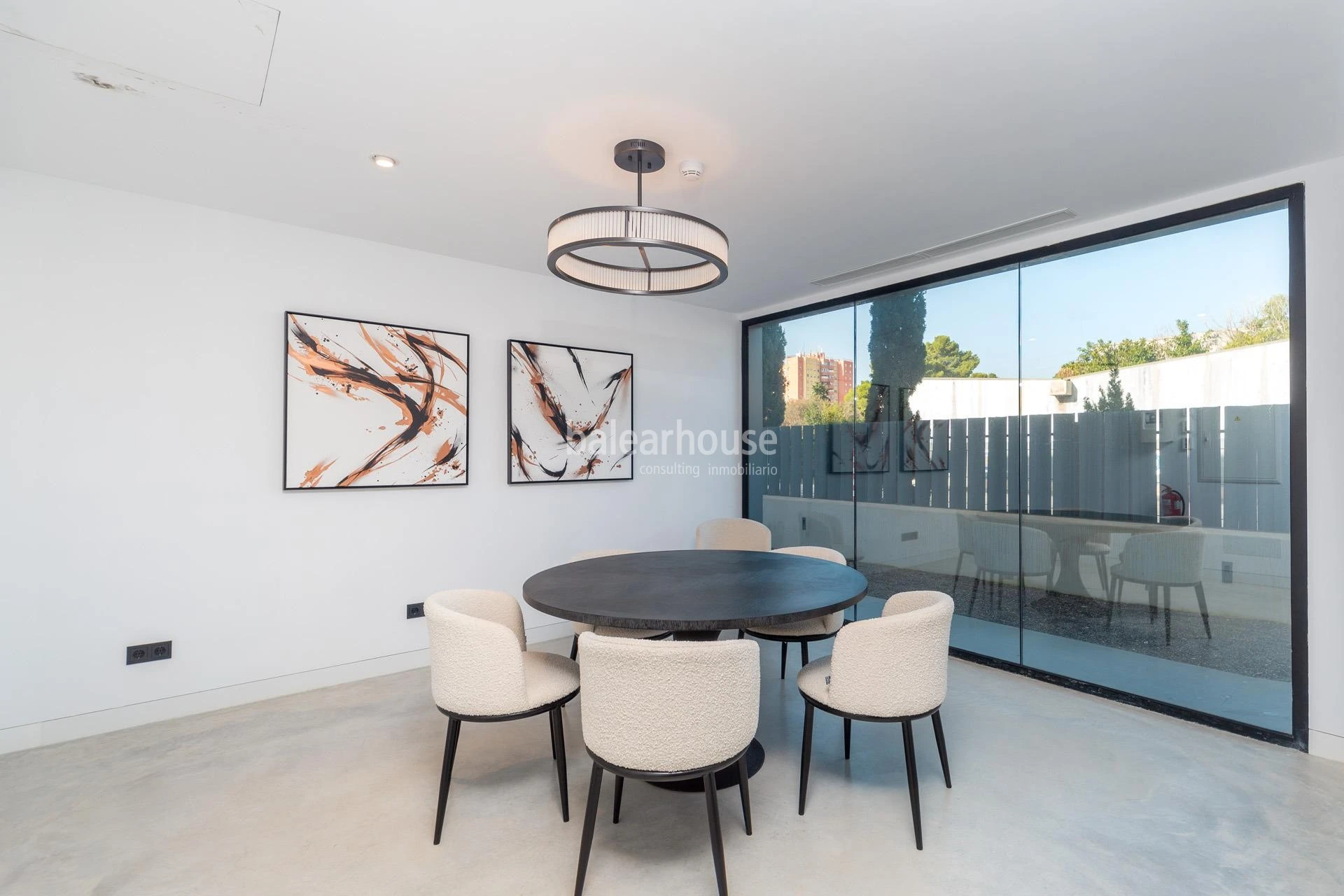 Innovative new house with sea views in a contemporary complex next to Portixol