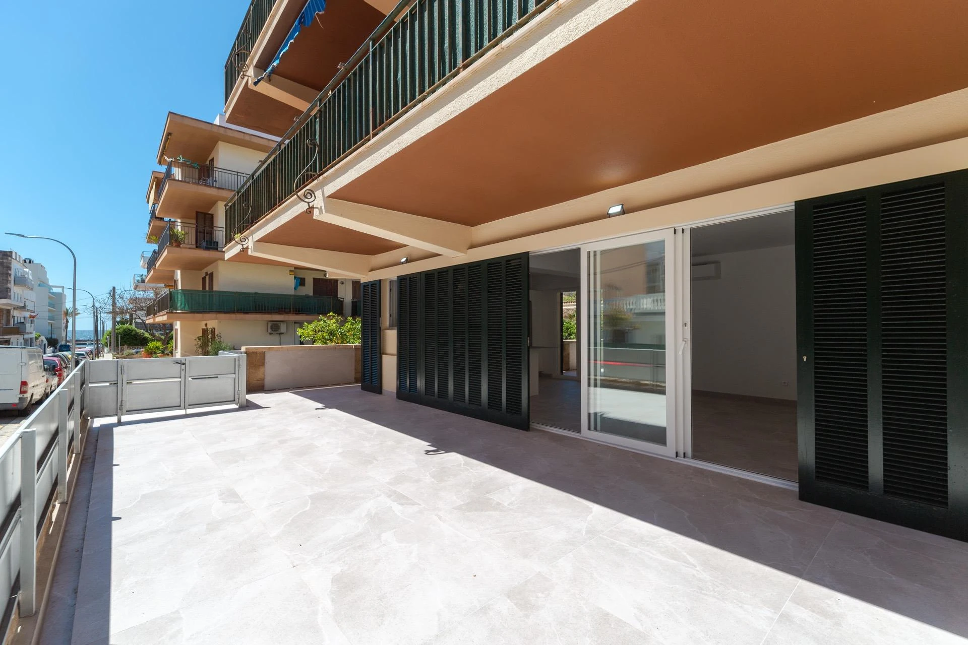 Excelente planta baja reformada junto al mar en Cala Estancia con grandes terrazas y jardín
