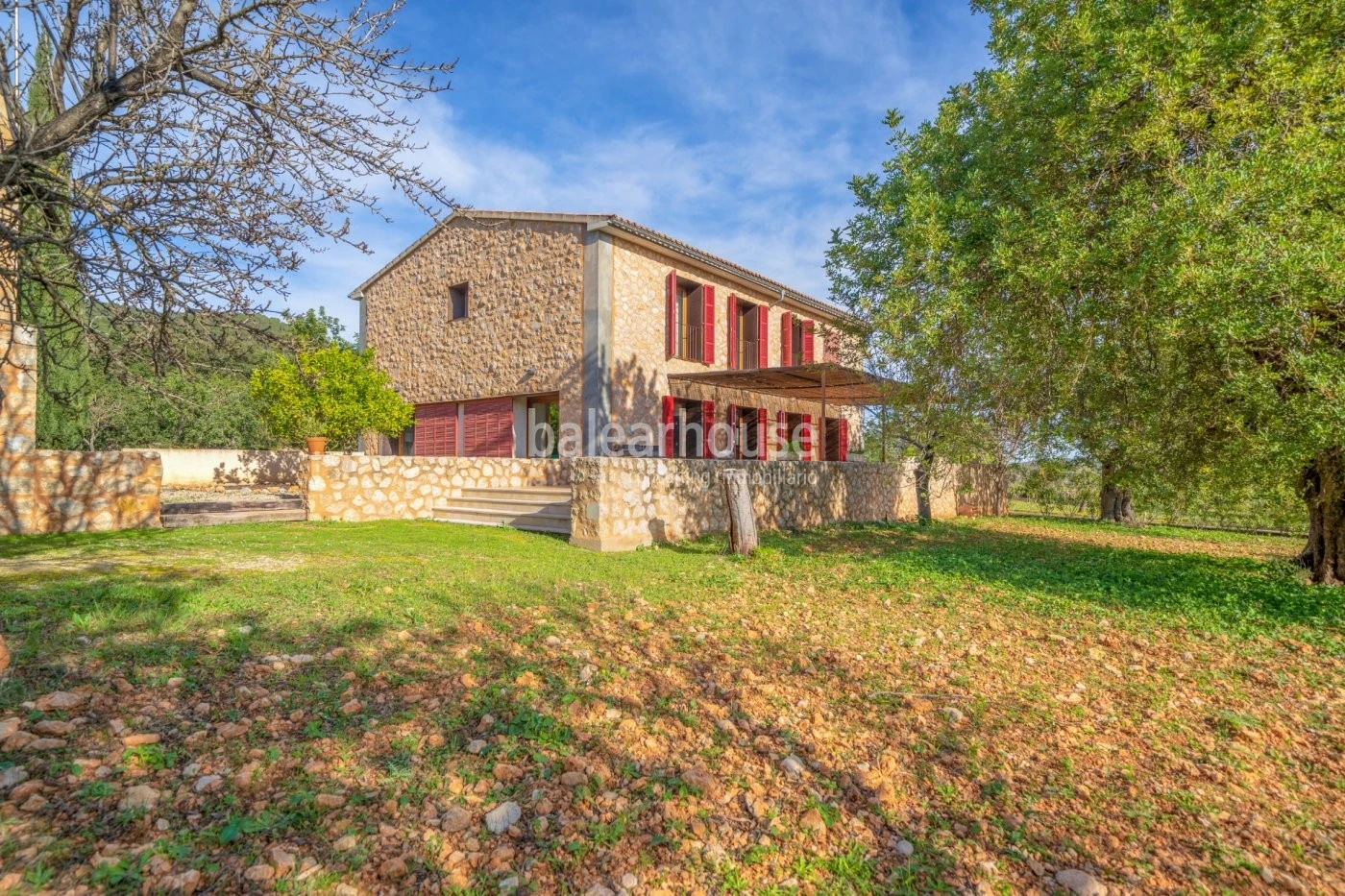Excelente finca en Selva mezcla de tradición y modernidad con gran terreno y licencia vacacional.