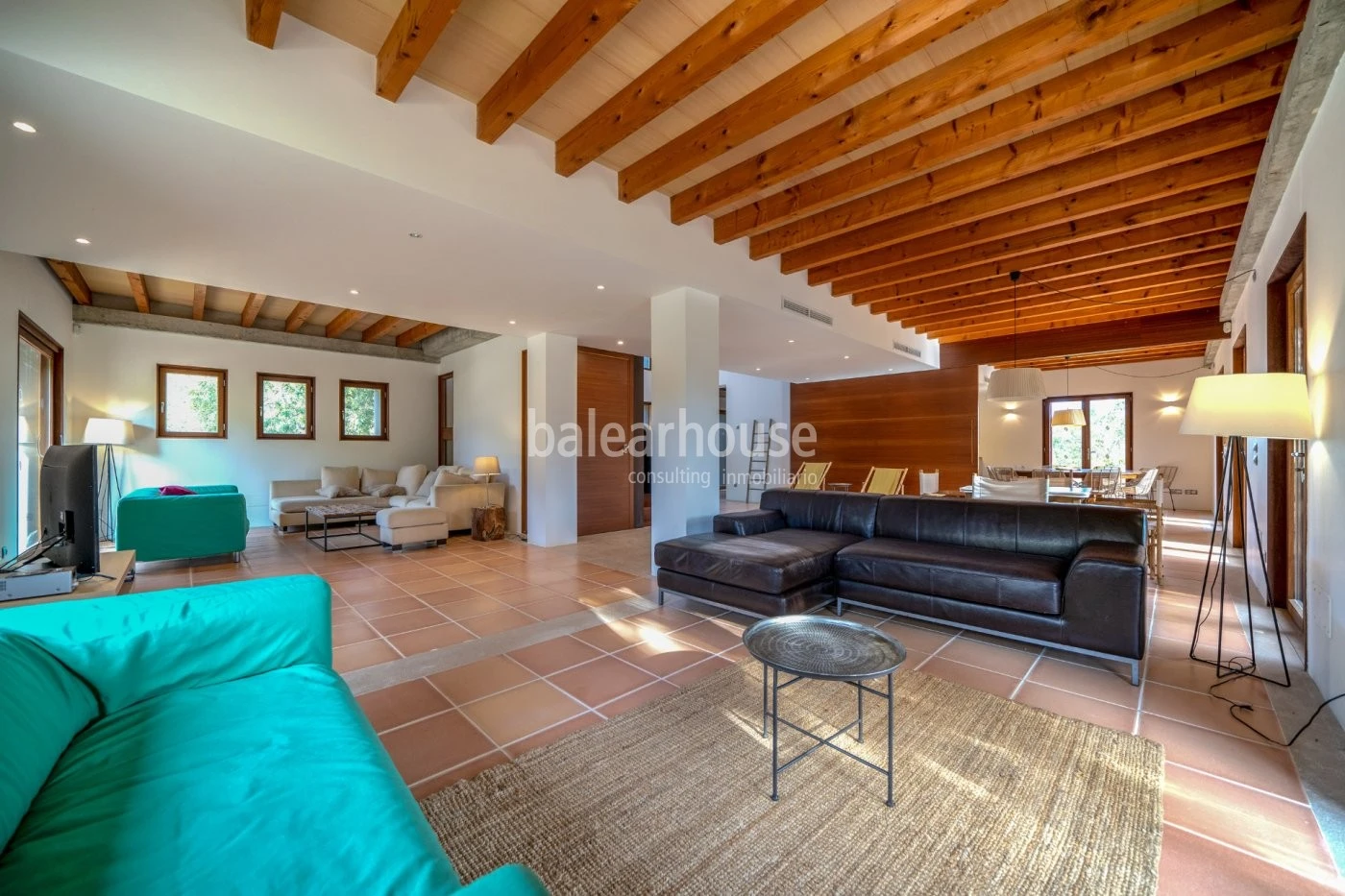 Large finca in Selva, a mixture of tradition and modernity with land holiday licence.