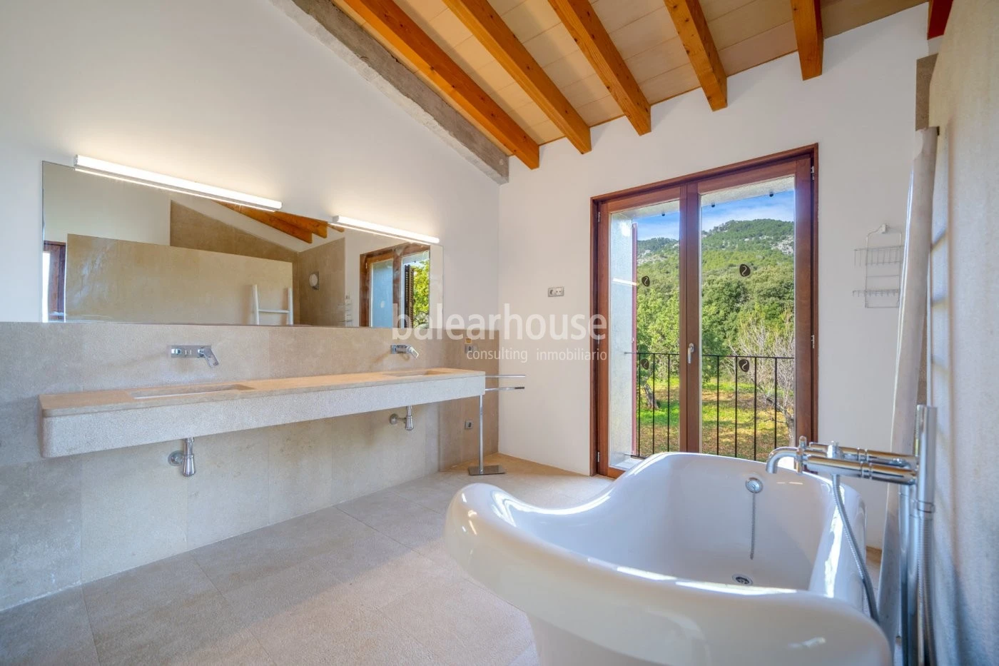 Large finca in Selva, a mixture of tradition and modernity with land holiday licence.