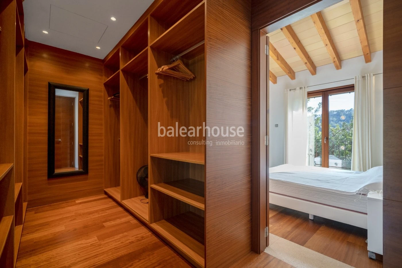 Large finca in Selva, a mixture of tradition and modernity with land holiday licence.
