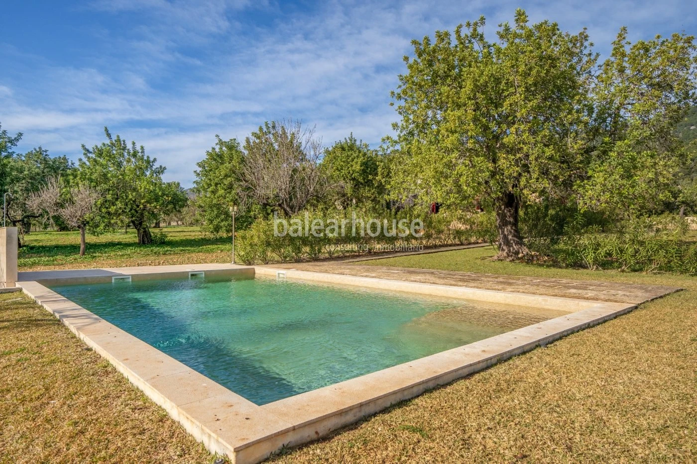 Large finca in Selva, a mixture of tradition and modernity with land holiday licence.