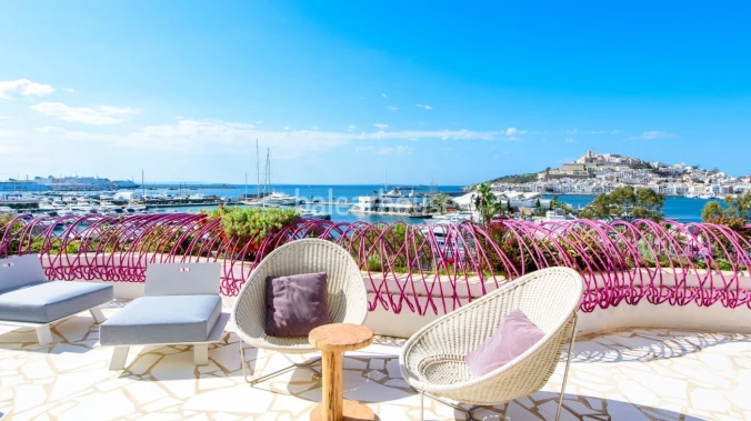 Elegante Wohnung mit freiem Blick auf Dalt Vila und das Meer