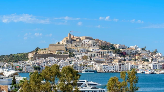 Elegante Wohnung mit freiem Blick auf Dalt Vila und das Meer