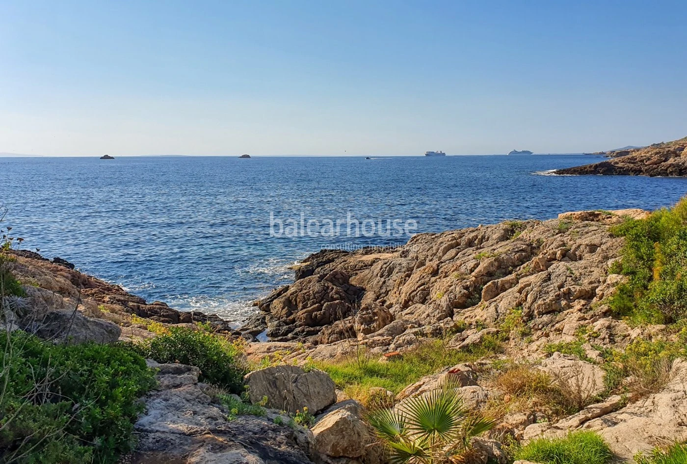 Cozy 3-bedroom house with stunning sea views and sea access