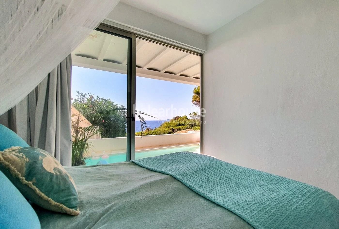 Cozy 3-bedroom house with stunning sea views and sea access