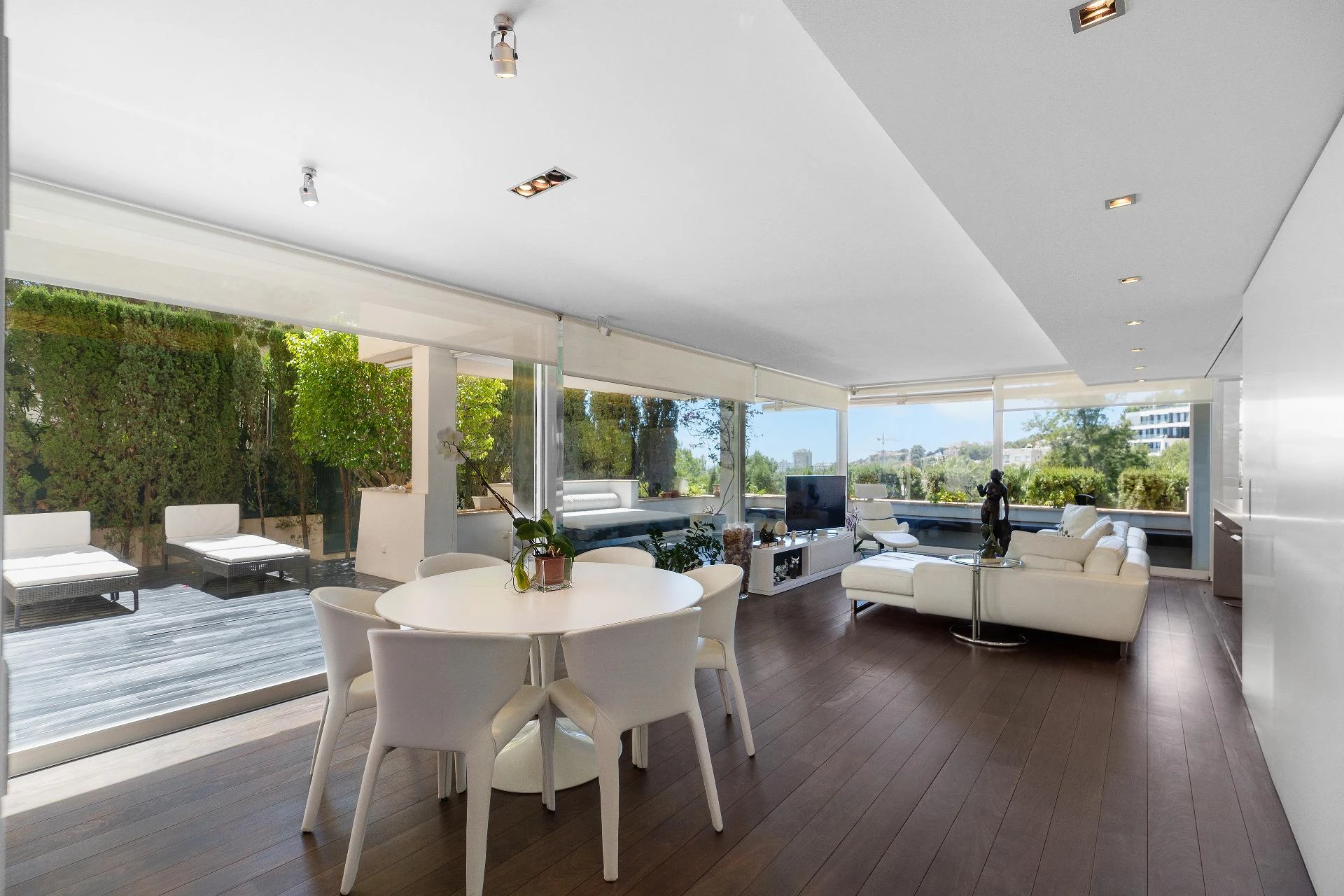 Modern and refurbished ground floor with terraces and sea views in Cas Catalá
