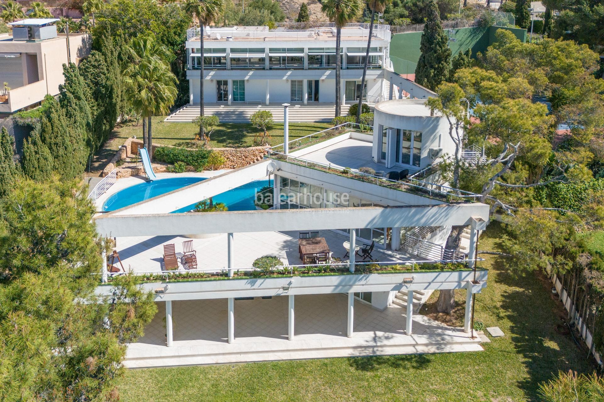 EXCLUSIVE. Large villa with spectacular sea views, gardens and tennis court in Santa Ponsa