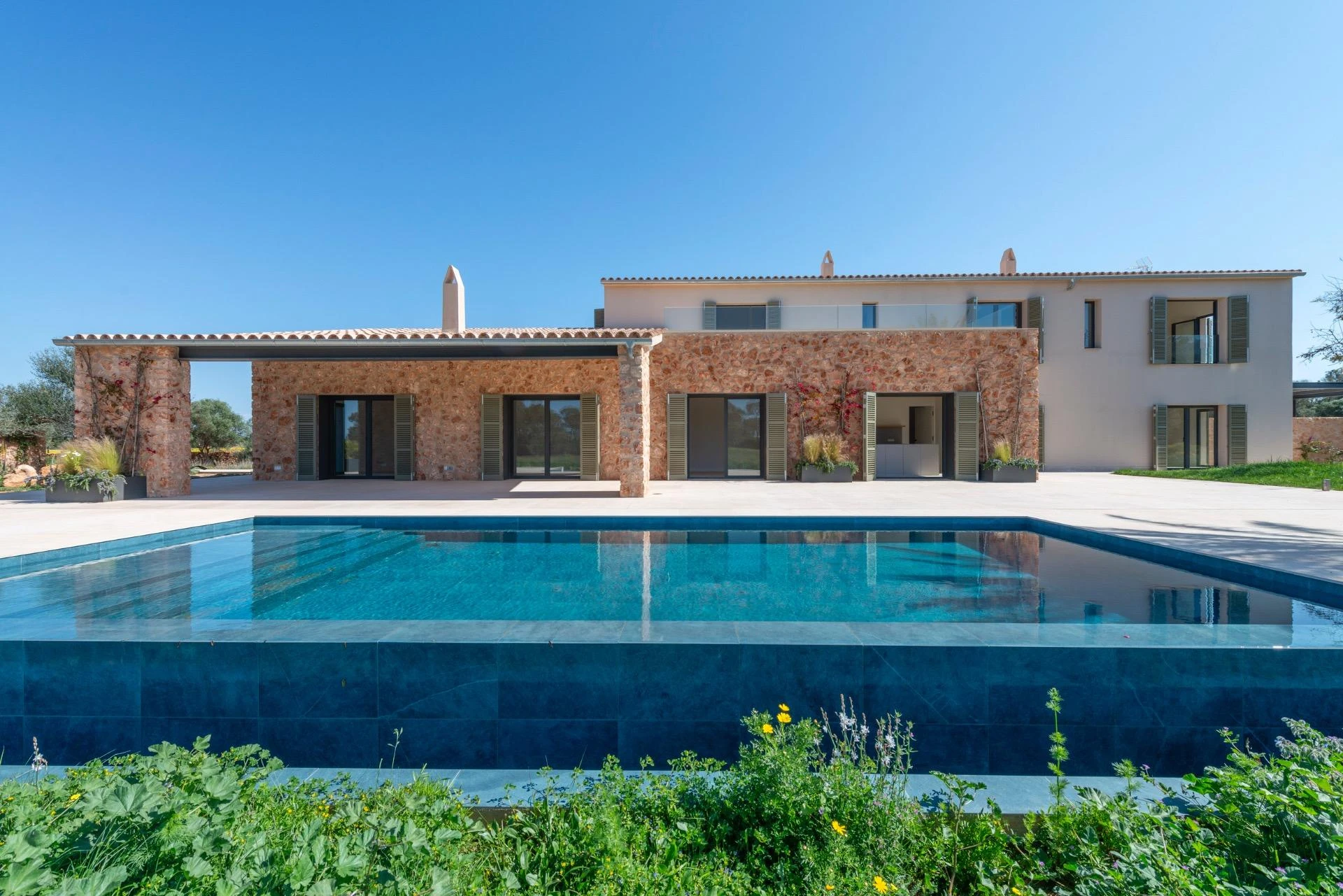 Excelente finca nueva de diseño rústico y moderno con gran terreno y zona arbolada en Llucmajor