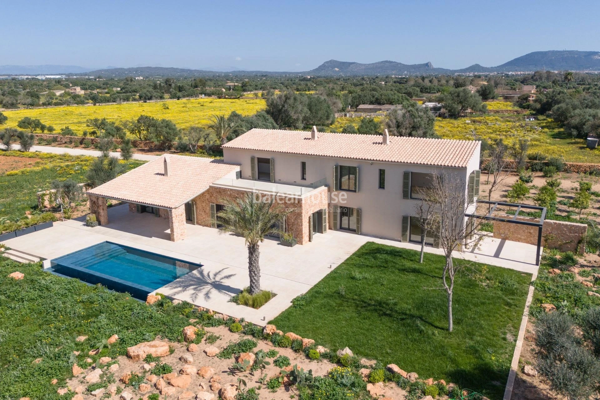 Excelente finca nueva de diseño rústico y moderno con gran terreno y zona arbolada en Llucmajor