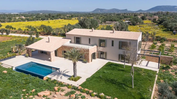 Large new finca of rustic and modern design with large plot in Llucmajor