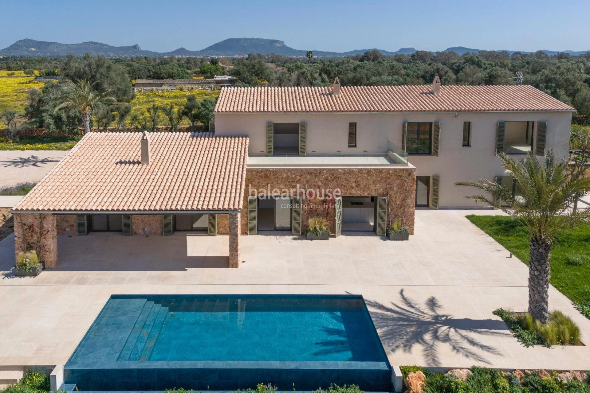 Excelente finca nueva de diseño rústico y moderno con gran terreno y zona arbolada en Llucmajor