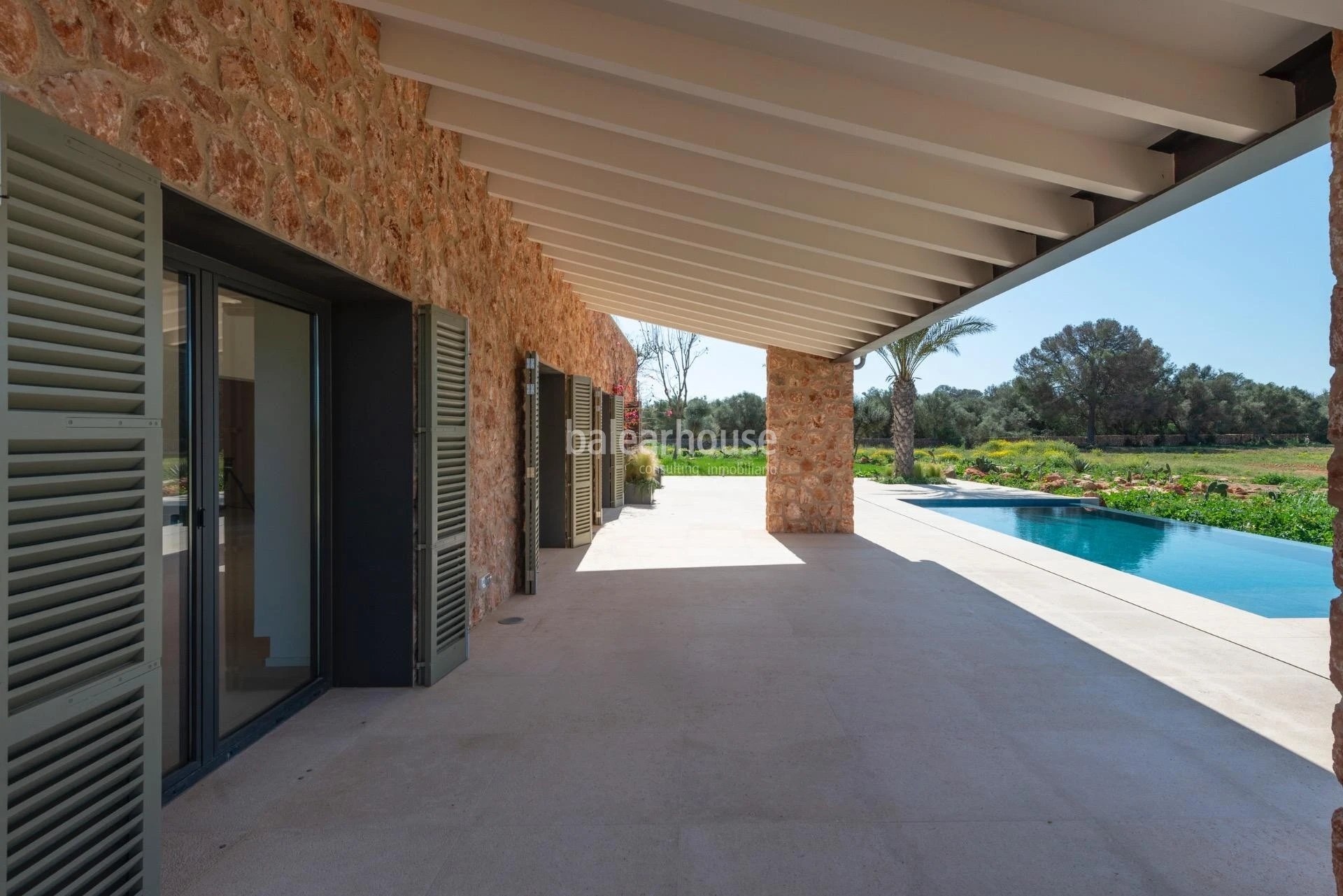 Große neue Finca in rustikalem und modernem Design mit großem Grundstück in Llucmajor
