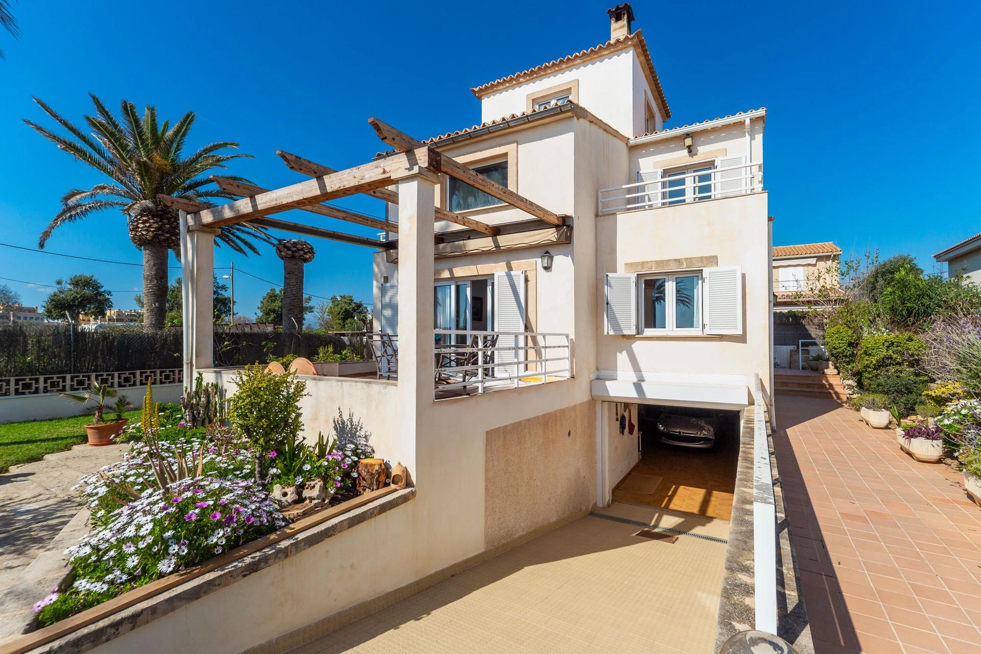 Villa mediterránea con terrazas, magníficas vistas al mar y acceso de primera línea a la playa
