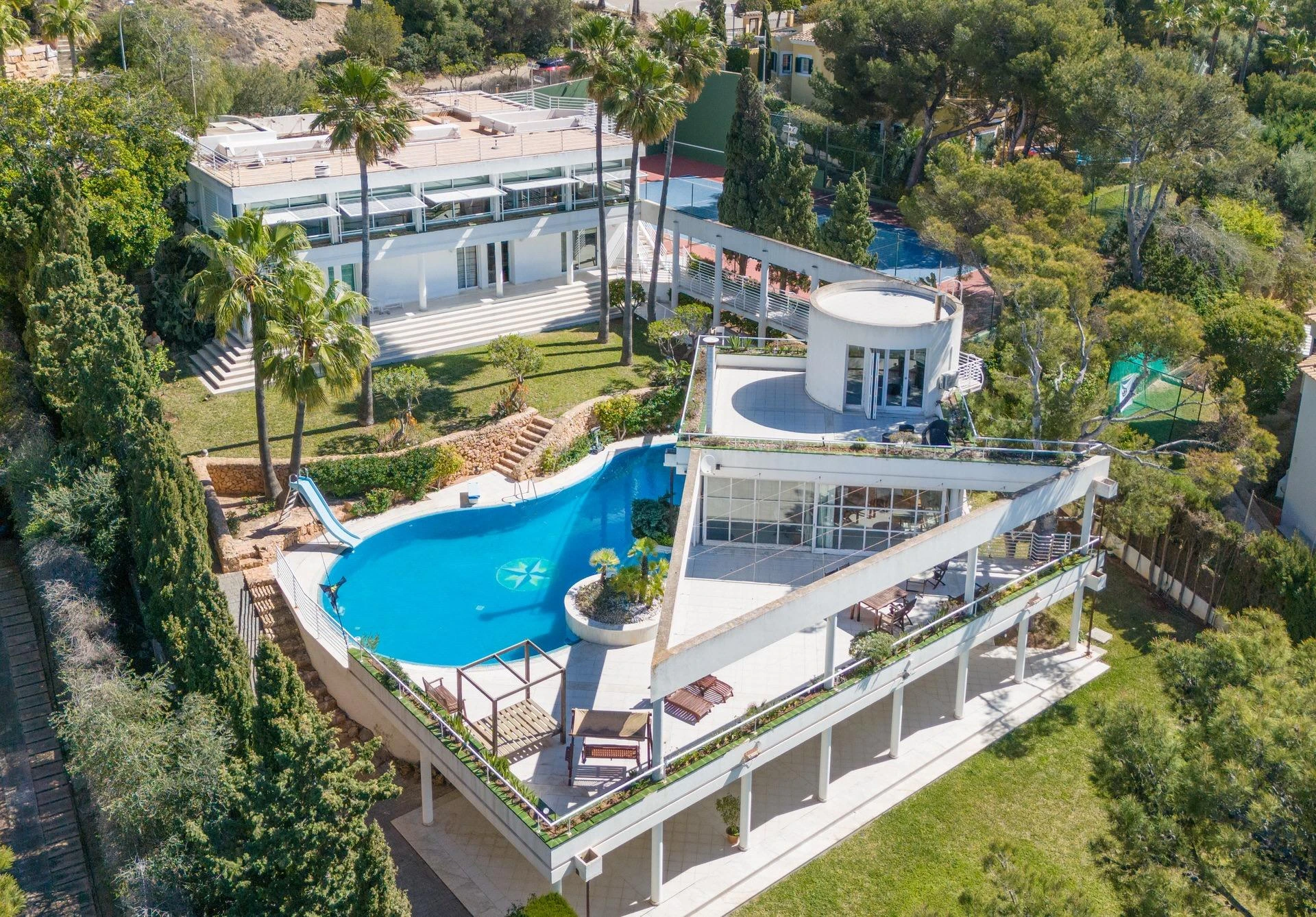 Gran villa con espectaculares vistas al mar, pista de tenis y licencia vacacional en Santa Ponsa