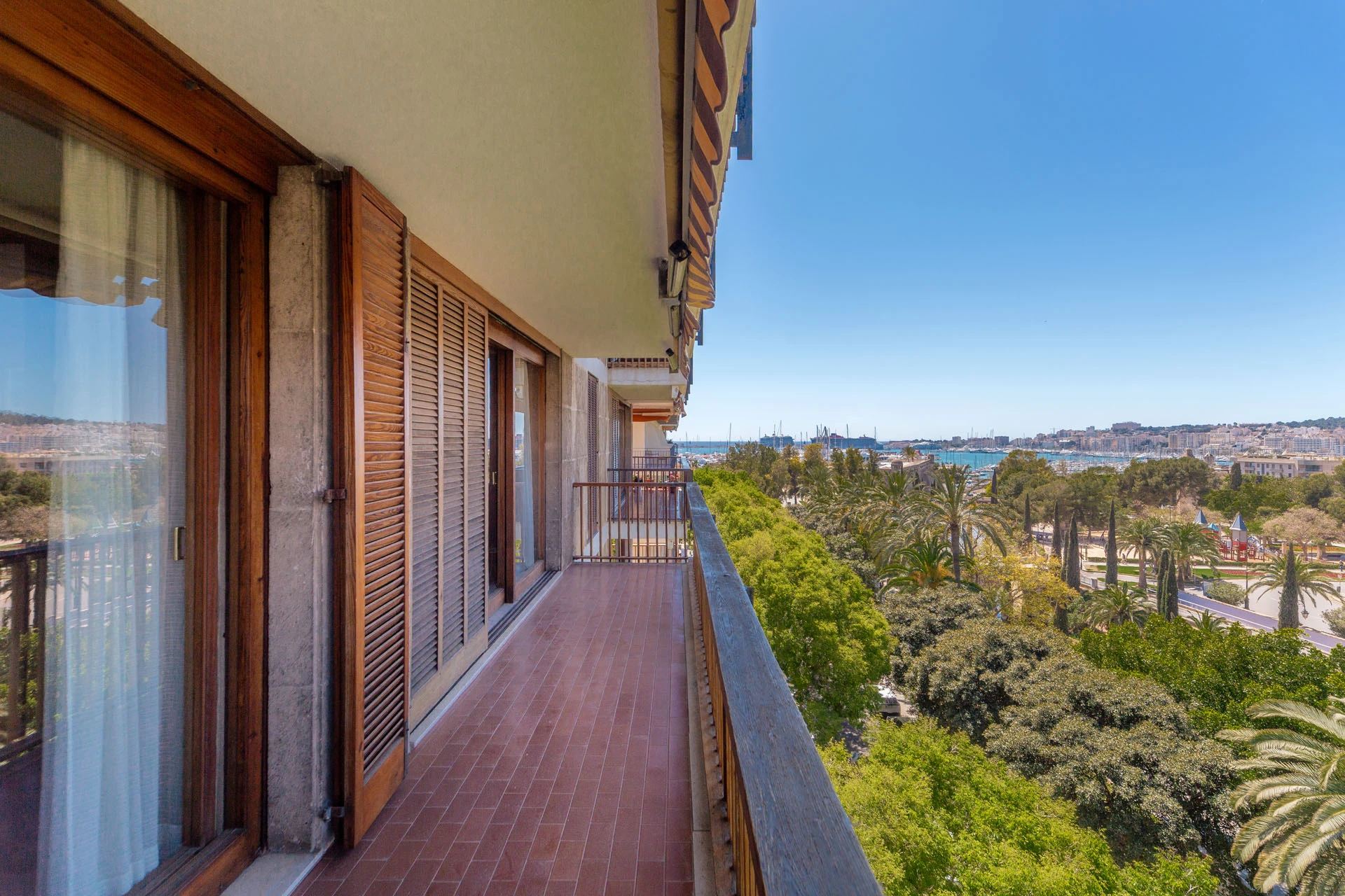 Large flat full of light and fantastic open views to the sea in the centre of Palma.