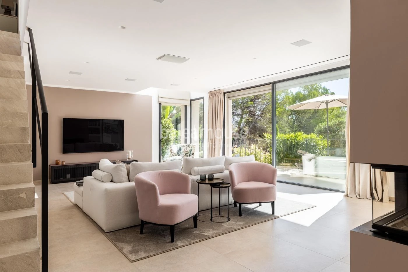 Preciosa villa moderna de estilo mediterraneo junto a zona verde en Costa den Blanes.