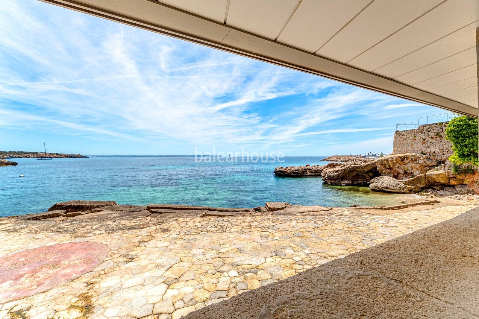 Exklusive Immobilie direkt am Meer mit großer Terrasse und direktem, privatem Zugang zum Meer.