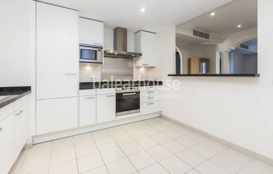 Bright flat next to the golf course in an exclusive community in the select area of Bendinat.