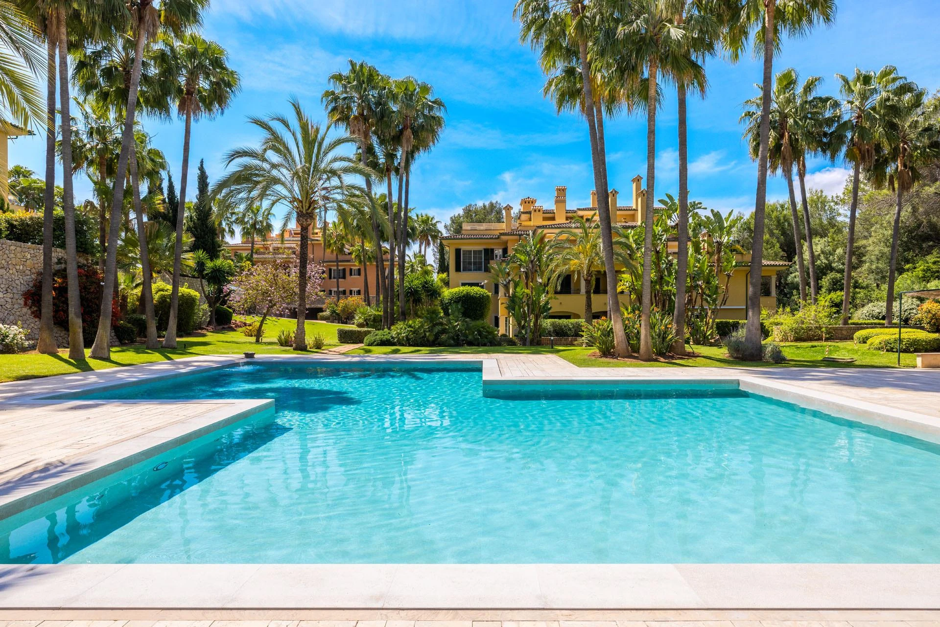 Excellent ground floor with terraces and garden in an exclusive urbanization with pool in Son Vida