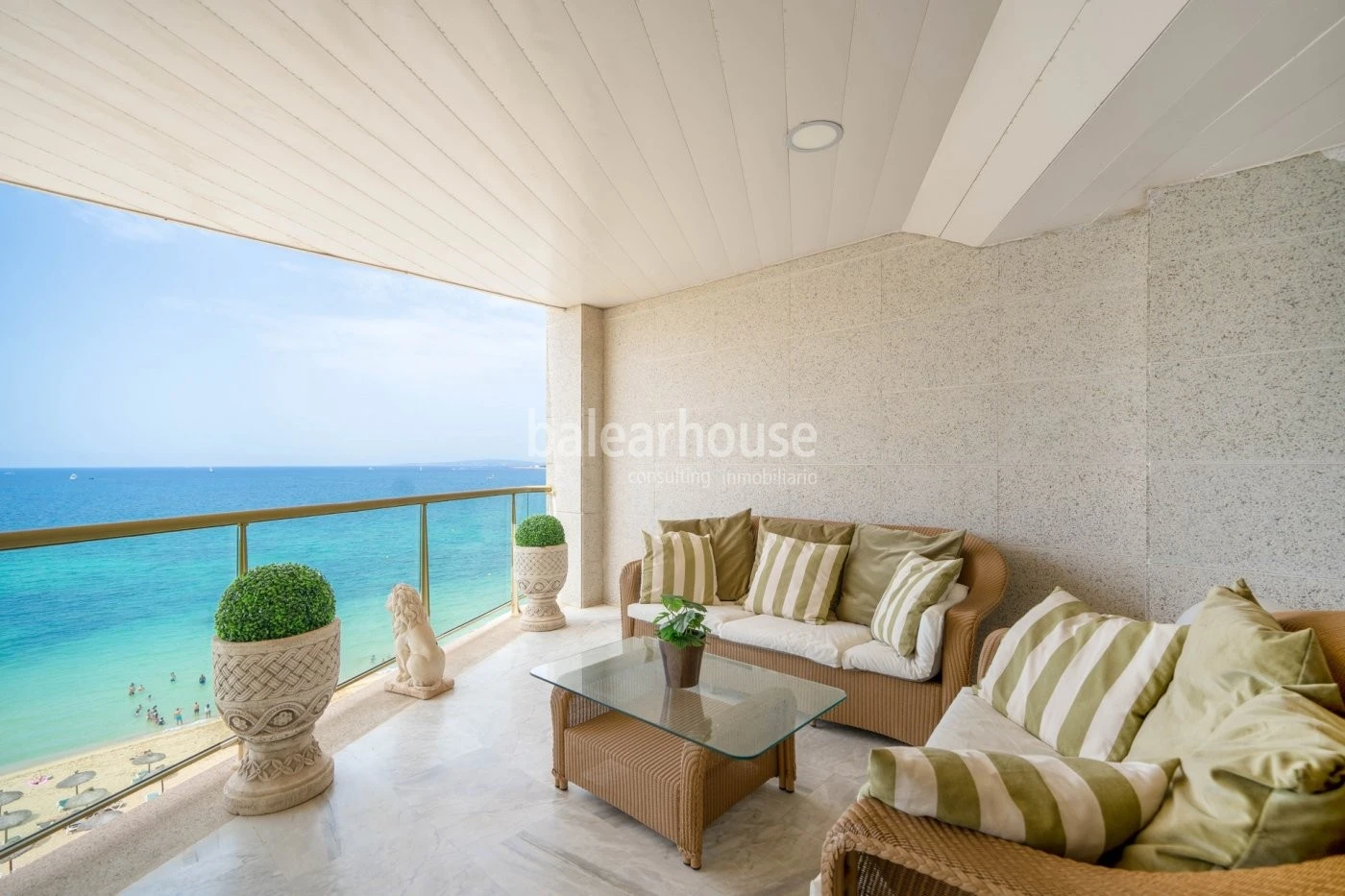 Espectaculares vistas al mar desde este fantástico piso con terraza en primera línea del Portixol