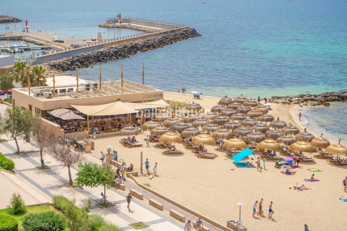 Espectaculares vistas al mar desde este fantástico piso con terraza en primera línea del Portixol