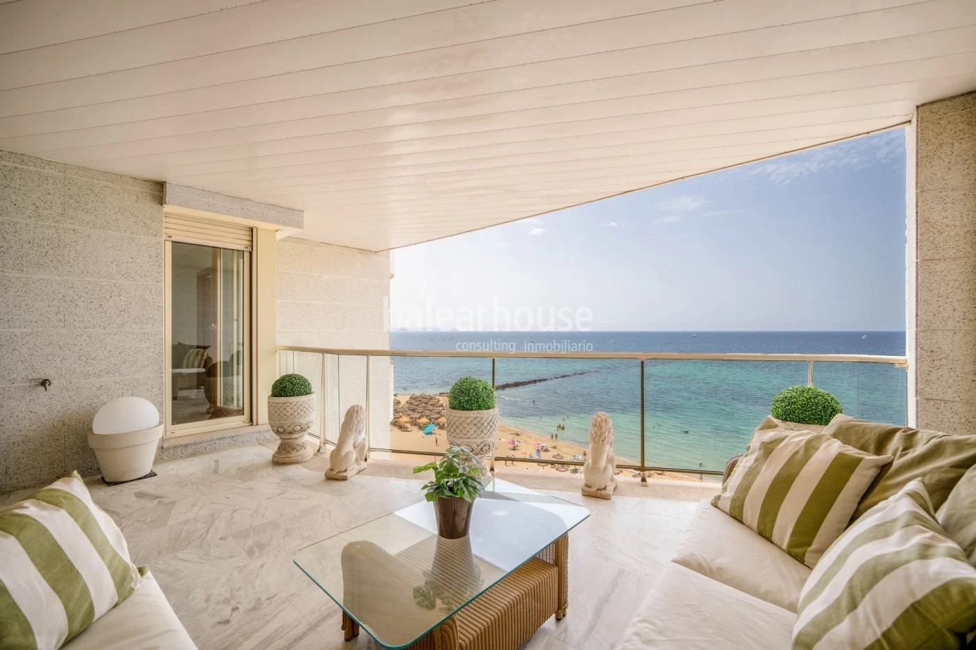 Espectaculares vistas al mar desde este fantástico piso con terraza en primera línea del Portixol
