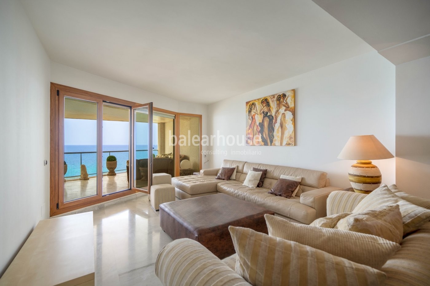 Spectacular sea views from this fantastic flat with terrace on the front line of Portixol.