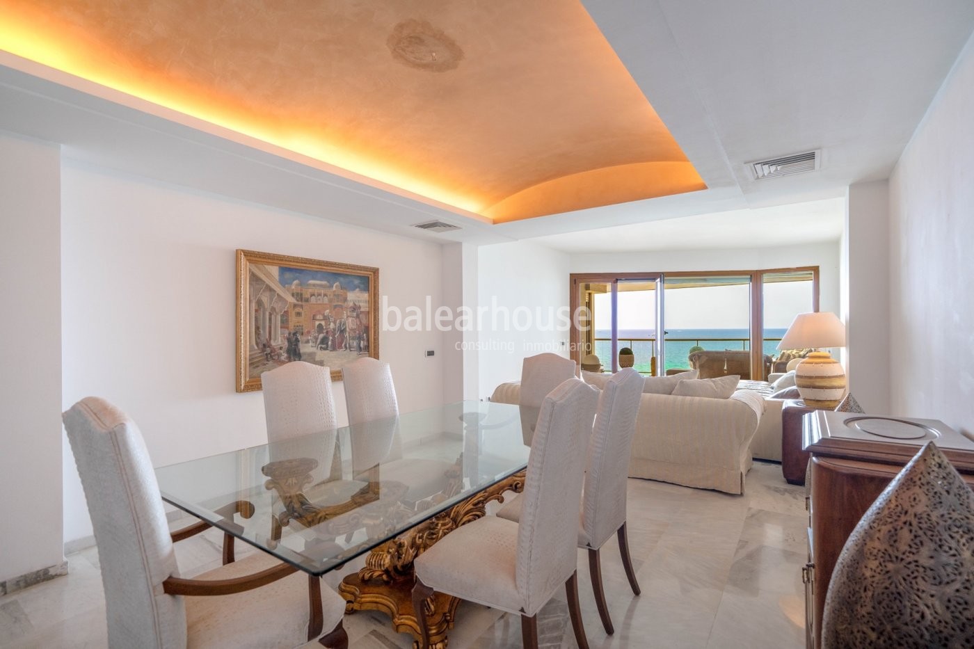 Spectacular sea views from this fantastic flat with terrace on the front line of Portixol.